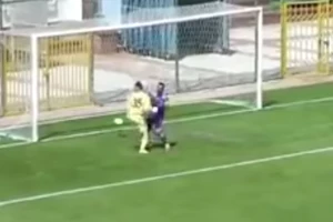 Odbranio penal, saigrač "poleteo" da mu čestita, a onda je sve krenulo po ZLU!