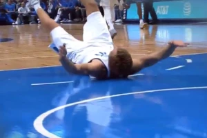 Pazite se, pada Dirk!