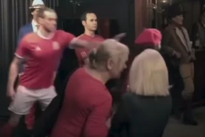 Bejl se pretvarao da je voštana figura u genijalnoj skrivenoj kameri!