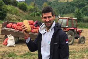 Nole oduševljen, stigao na vađenje krompira