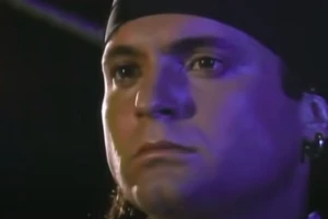 Ludo - Bacač noževa Randu iz "Kasandre" recituje pesmu i to u dresu Obilića!