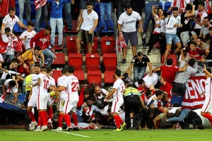 Pukla ograda na stadionu Eibara, dvojica navijača završila na nosilima