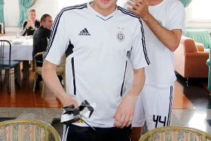 Dajte Saletu kapitenu blanko ugovor!