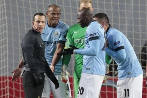 Ovo je penal!? Kolarov se ne slaže...