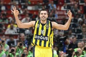 Slukasova trojka sa 16 metara!