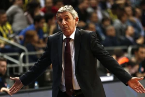 Povredio se Kari, ali ne Stef, nego naš, i u gipsu će napasti trofej!