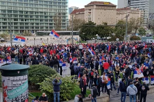 POMOZI BOŽE - Korteo krenuo ka "Ernst Hapelu"!