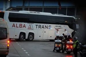 Ovako su Albanci zasuli autobus kamenicama!