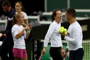 Jelena, Bojana i Aleksandra kao Rodik, Federer i Izner