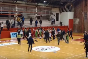 TEŽAK INCIDENT - Opšta tuča košarkaša i huligana na Cetinju!