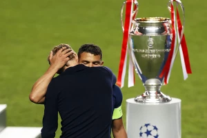 Smena? Igrao je finale Lige šampiona, večeras igra za posao? Šta je trulo pod Ajfelovom kulom?