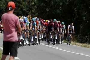 Navijači preterali, biciklista slomio vrat na Tur de Fransu!