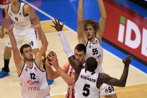 ''Grobari'' izazvali prekid u ''Pioniru''! Meč ipak nastavljen...