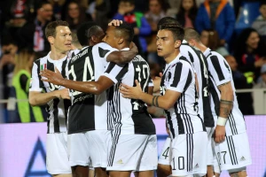 Tri kluba iz Premijer lige žele vezistu Juventusa!
