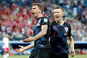 Mandžukić odrešio kesu i oduševio pivopije u svom rodnom gradu!