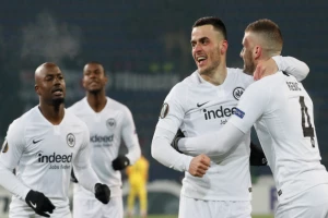 DFB Pokal - Kostić i Rebić odveli Ajntraht dalje, Grujiću asistencija u "petardi" Herte
