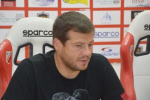 Lalatović jasan, postoji samo jedan cilj