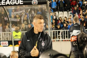 Bura u Humskoj, sudija razbesneo i fudbalere, i navijače, i Miloševića, a onda dosudio penal!