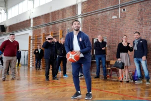 "Orlovi" oduševili đake u Mladenovcu, Luka može i na košarku!