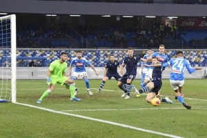 Kup Italije - Spektakl na San Paolu, golovi važeći i nevažeći, crveni kartoni, promašen penal i prolaz Napolija!