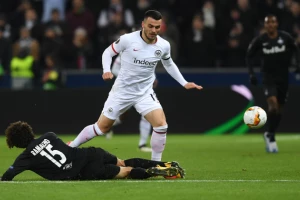 DFB Pokal - Kostić asistirao za prolaz, pa zaradio neshvatljivo isključenje!