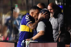 Romantika na argentinski način - poljubio Maradonu, pa postao heroj!