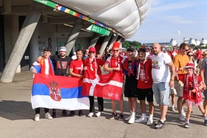 UŽIVO - Alijanc Arena crveni dva sata pred utakmicu, Srbi i Danci u zagrljaju!