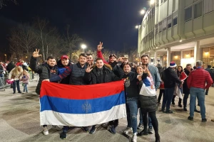 UŽIVO - Ograda, policija i narodna nošnja, invazija Srba na Ernst Hapel!