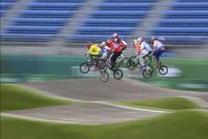 Jeziva scena - Olimpijski BMX prvak na nosilima iznet sa staze