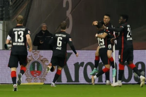 Ajntraht slavio i sa desetoricom, Borusija tone ka dnu tabele!