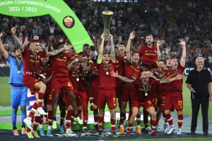 Italijanski mediji slave Romu, zubima i noktima do trofeja i osveta za fontanu!