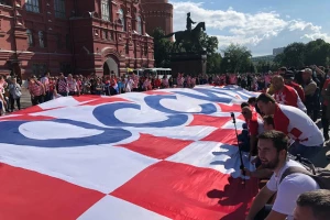 ''Sportske'' u Moskvi - Hrvati ipak razvili ogromnu zastavu, a ono šta na njoj piše iznenadilo je mnoge!
