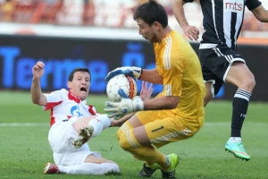 Partizan se muči, opet početničke greške...