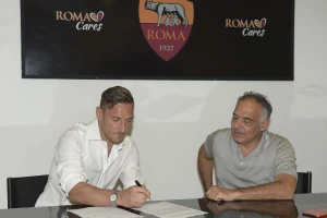 Potvrđeno, legendarni Toti potpisao novi ugovor!