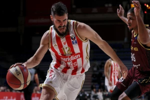 POLUVREME - Zvezda ima manjih problema, ali vodi u "Pioniru"