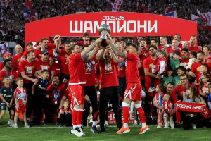 POLUVREME - Zvezda podigla pehar, pogodila stativu, pa stala, OFK vodi na "Marakani"!