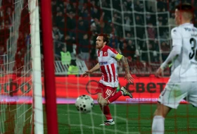 Živa legenda Crvene zvezde - Katai u derbiju pretekao Duleta Savića