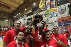 Tarens Kinsi se ne odvaja od pehara! Slavlje uz tompus i tamburaše!