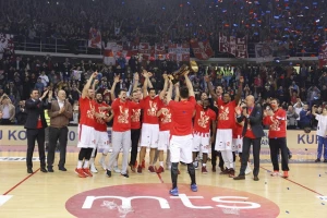 FOTO - Šta se događalo na tribinama dok je Zvezda slavila trofej?