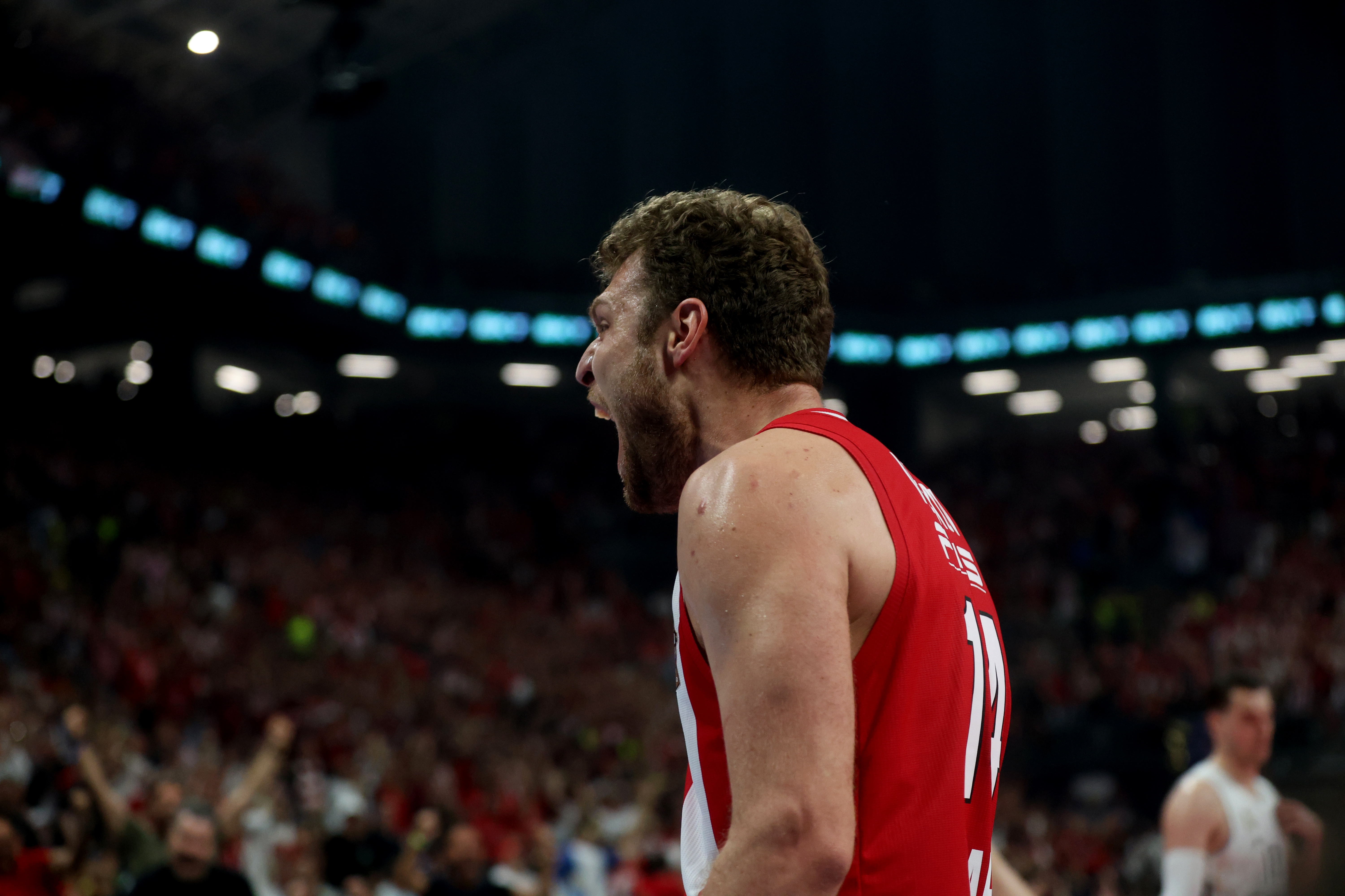 (VIDEO) Grčki bogovi nisu dali da trofej ode iz Atine - Olimpijakos prvak Evrope!