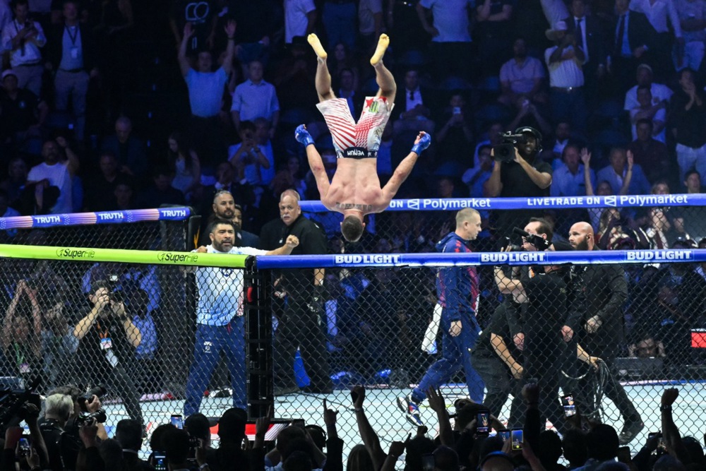 Kakav kraj UFC spektakla pred Belom kućom - Gejčijevo čudo za titulu, Topurija neprepoznatljivog lica posle teškog poraza!