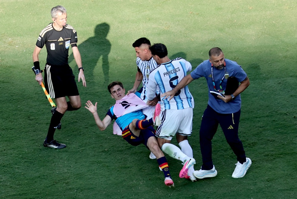 Gavi insistira da FIFA "pomiluje" Paredesa