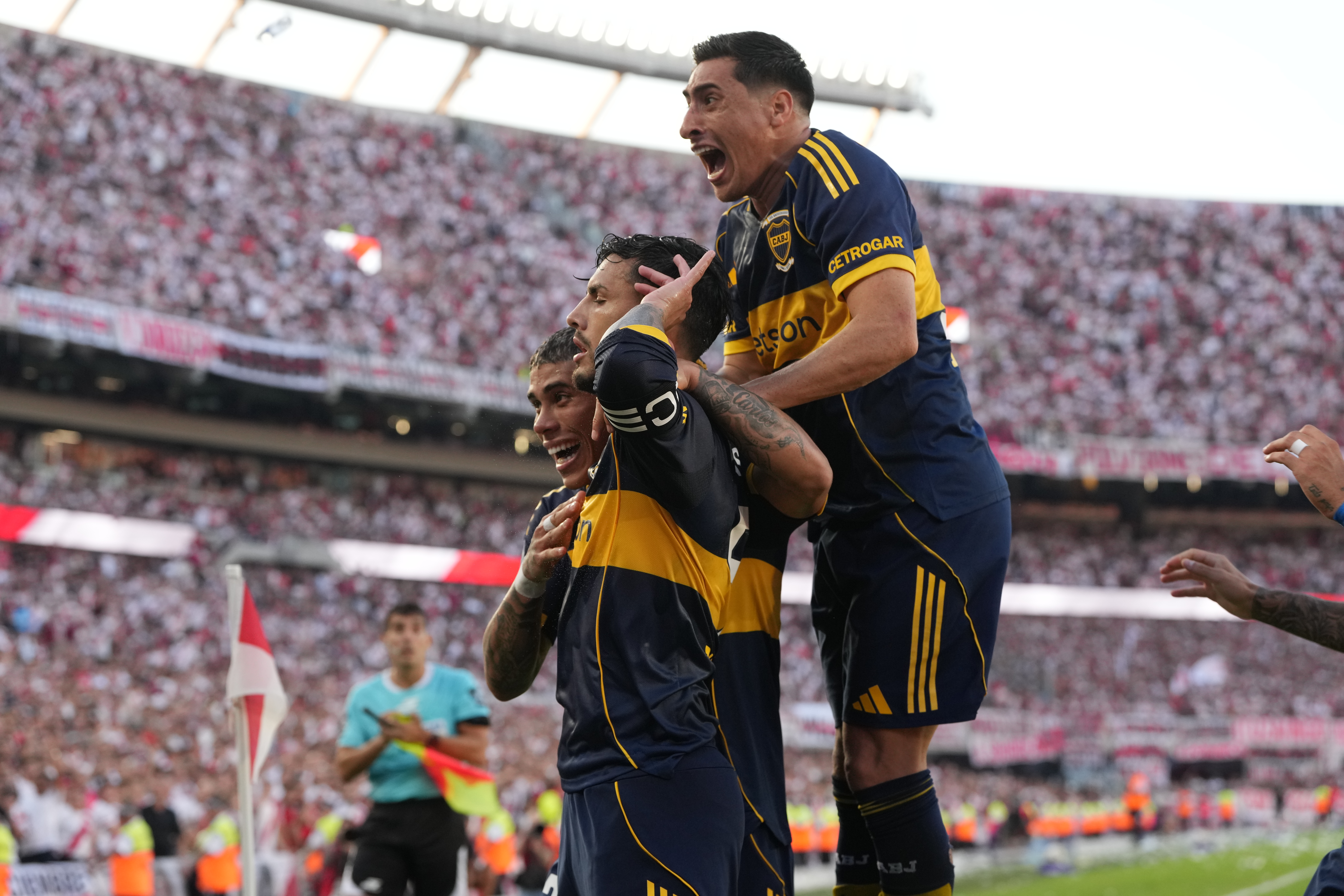 Penal, tunel i 11 žutih kartona u 266. Superklasiku, Paredes utišao Monumental!