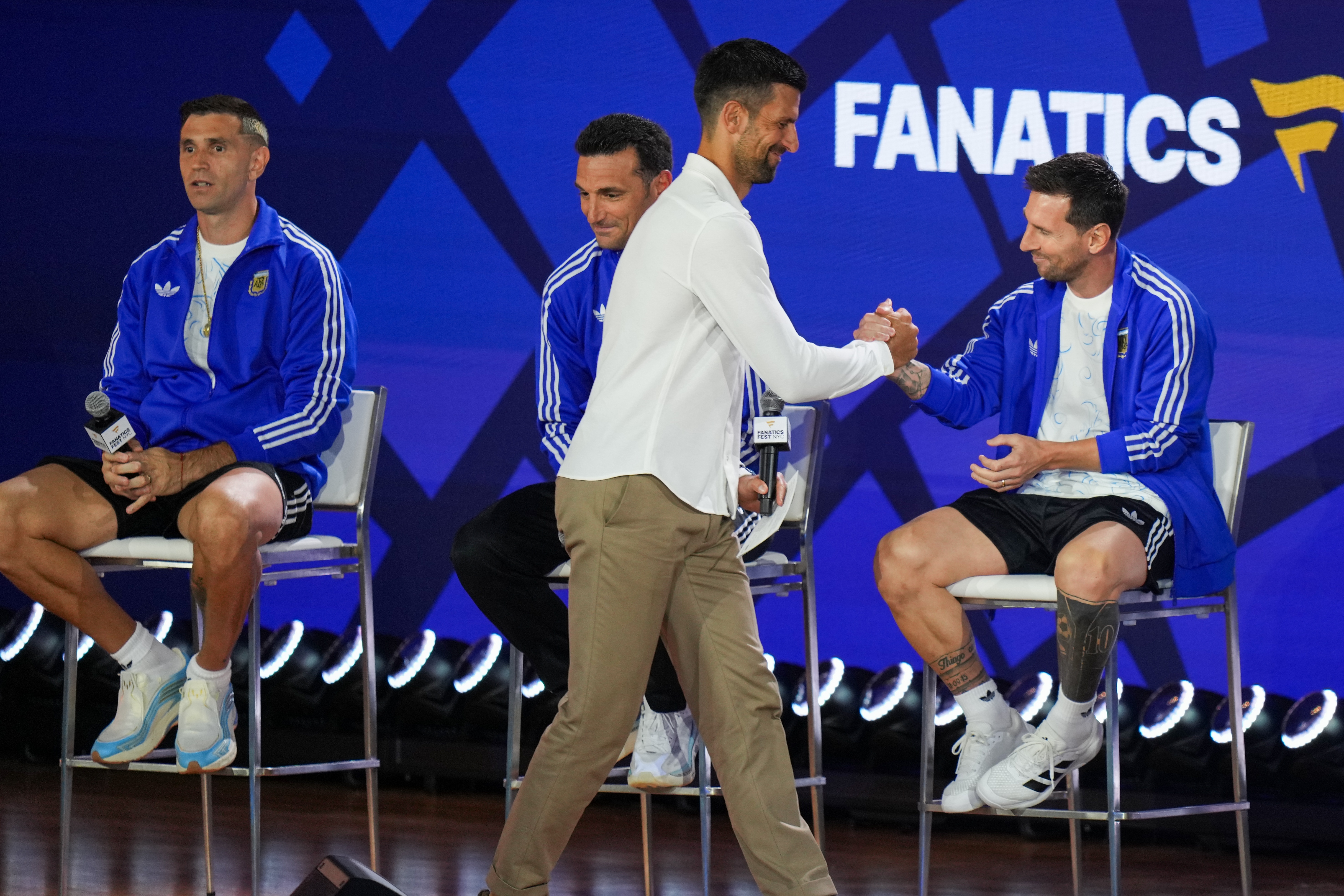 (VIDEO) Kakav susret legendi, Novak Đoković u ulozi novinara sa Leom Mesijem pred finale Mundijala!