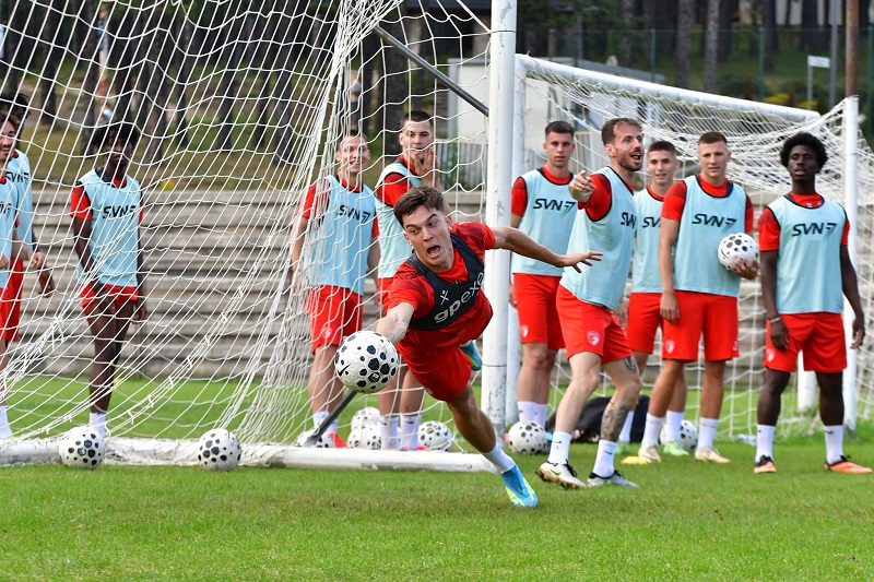 (VIDEO) Feđa Dudić poveo 27 igrača na Zlatibor, danas protiv OFK-a uz TV prenos