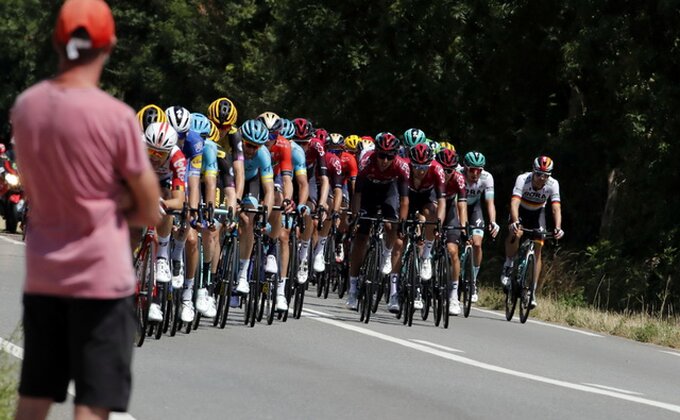 Navijači preterali, biciklista slomio vrat na Tur de Fransu!