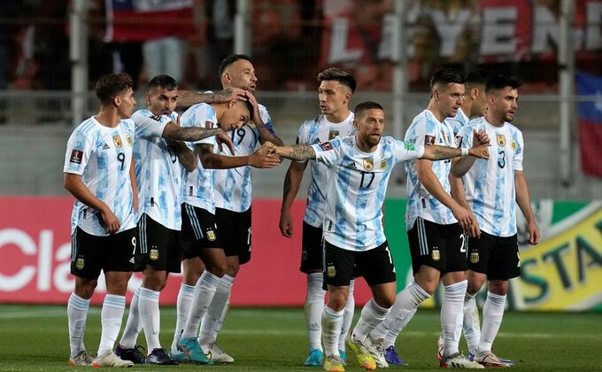 Argentina pokorila Čile, Suarez rešio Paragvaj