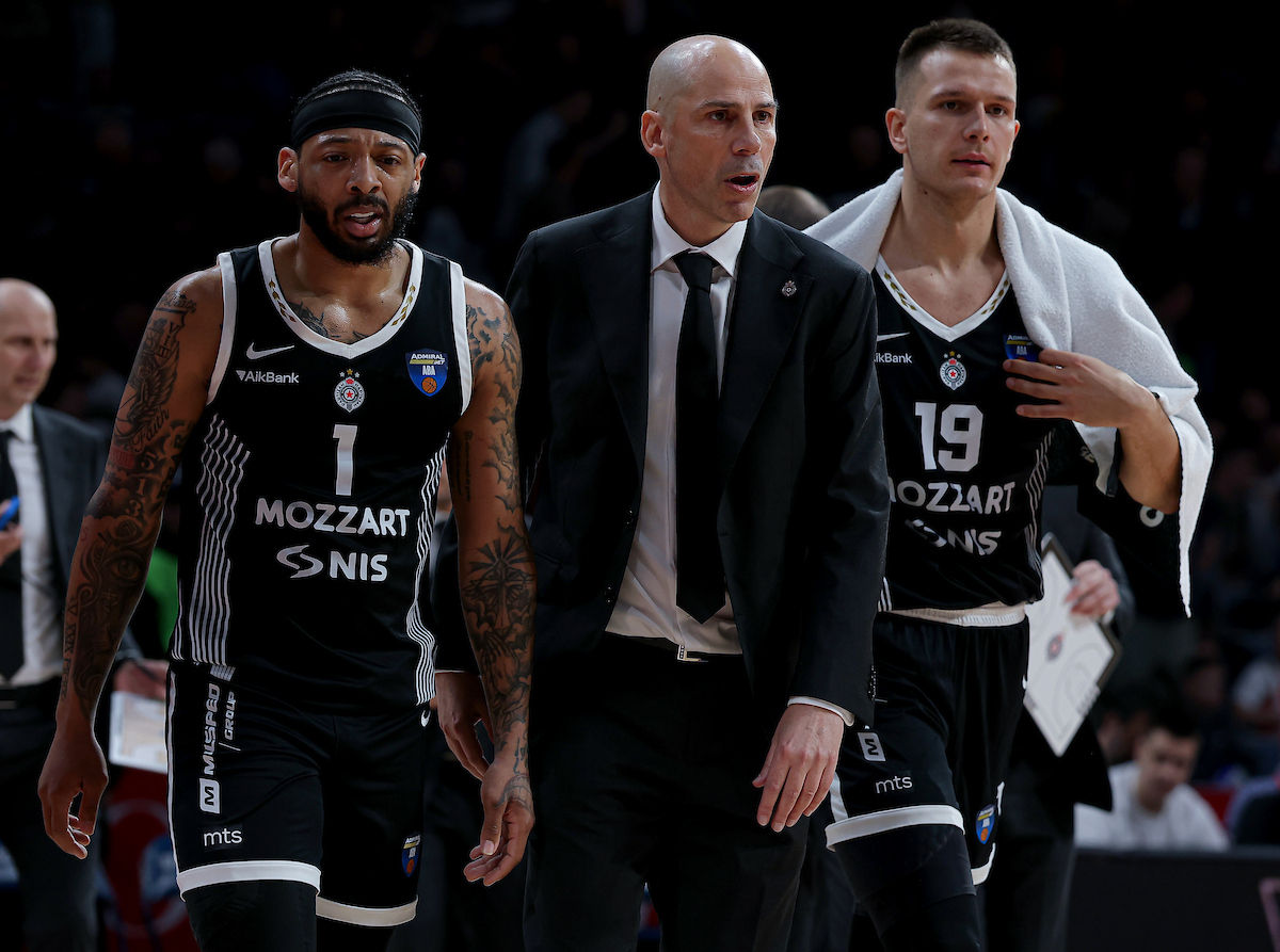 TVITOVI - Navijače Partizan poraz u derbiju ne boli: "Teraj dalje..."